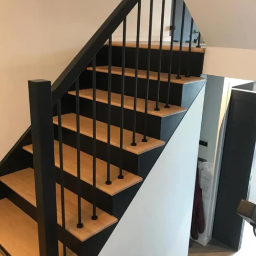 Plancher EXO concept escalier noir construction